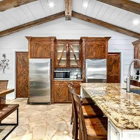Farmhaus With Hot Tub, Fire Pit & Vineyard Views Villa